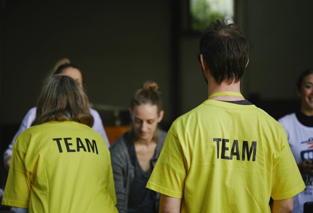 Vue de dos de deux personnes portant un t-shirt Amnesty avec l’inscription « Team ».