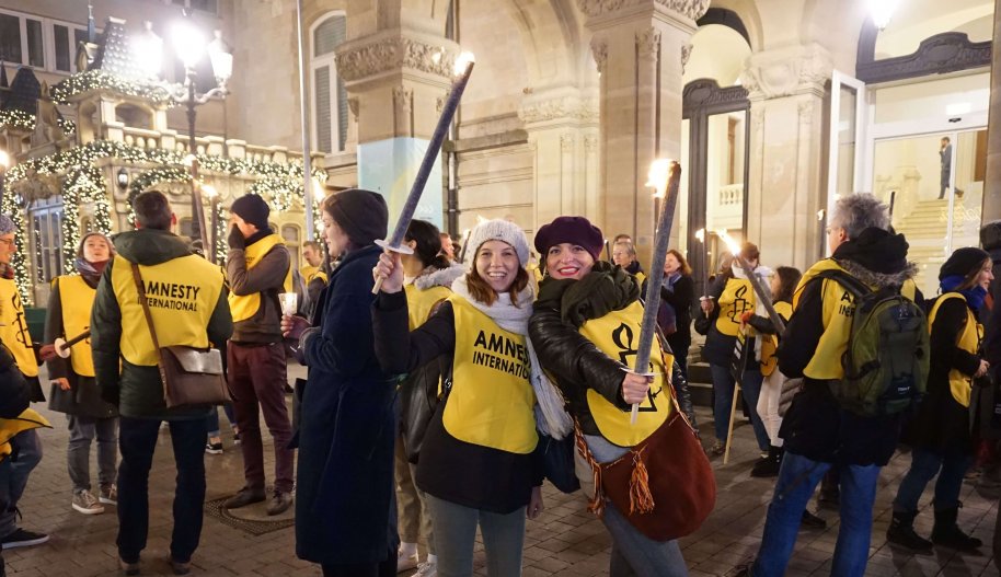 Des participantes à la manifestation organisée lors de la Journée internationale des droits de l’Homme au Luxembourg avec leurs flambeaux allumés.