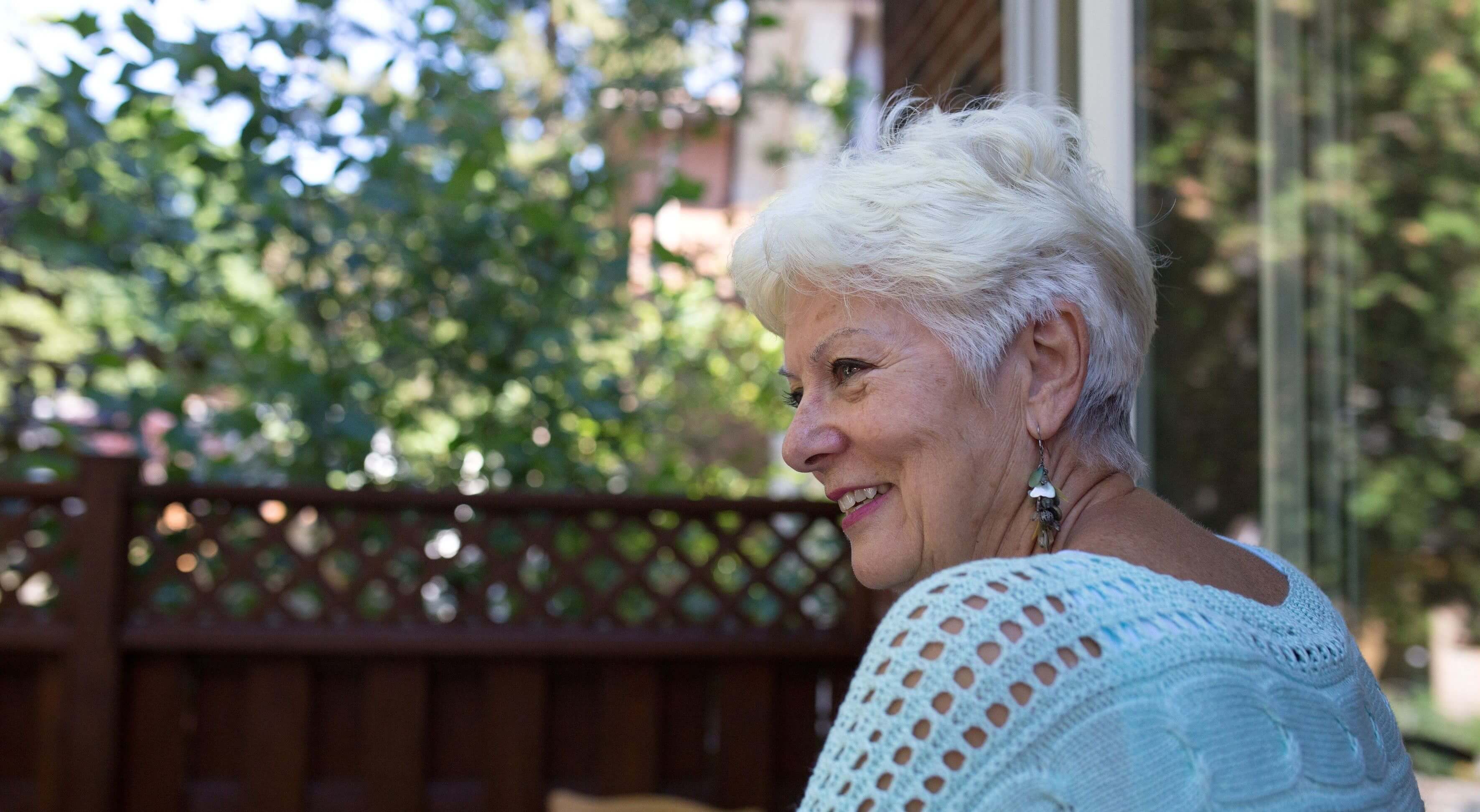 Janet Dowler, une Canadienne qui parraine une famille syrienne, devant la maison de Liz Stark à Toronto.