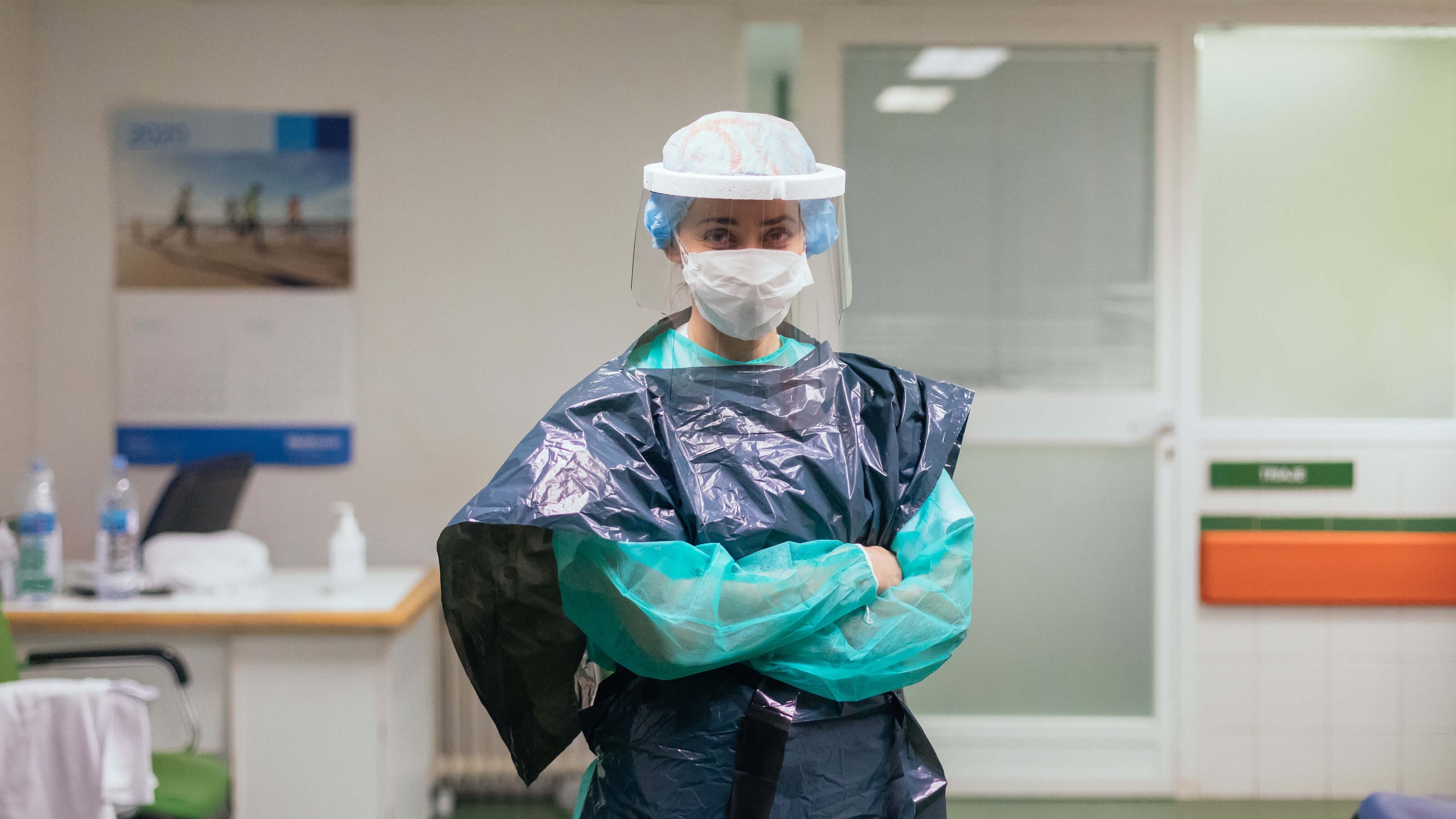 Une infirmière d'urgence vêtue de sacs poubelles et d'un masque de protection.