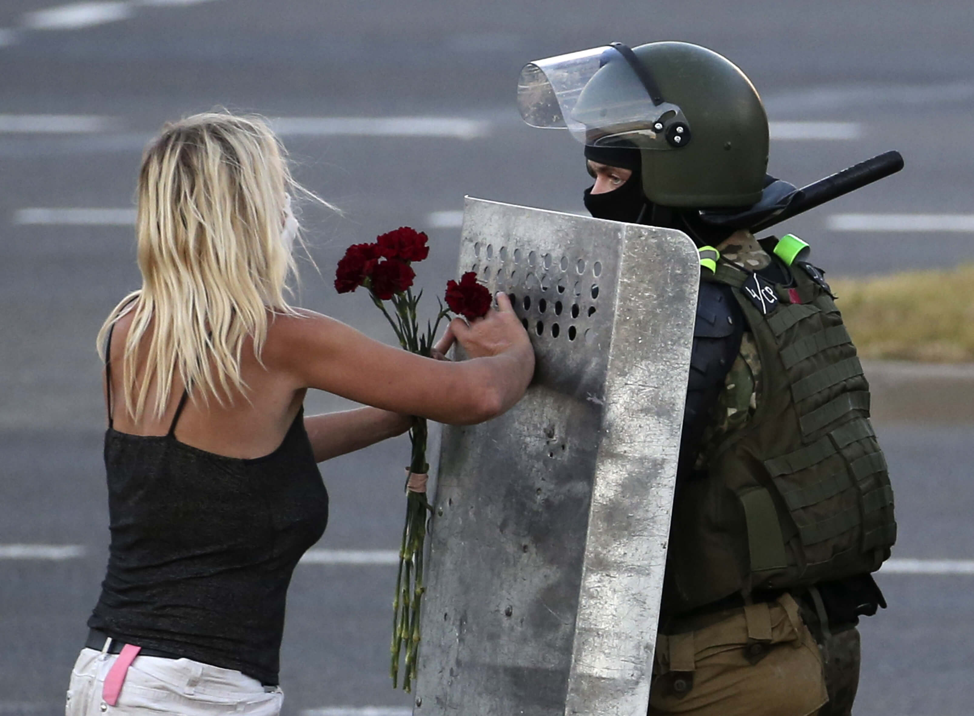 MINSK, BELARUS - 11 AOÛT 2020 : Un policier biélorusse garde une rue lors d'une manifestation contre les résultats de l'élection présidentielle de 2020 en Biélorussie. Des manifestations de masse ont éclaté dans les principales villes du pays dans la soirée du 9 août.