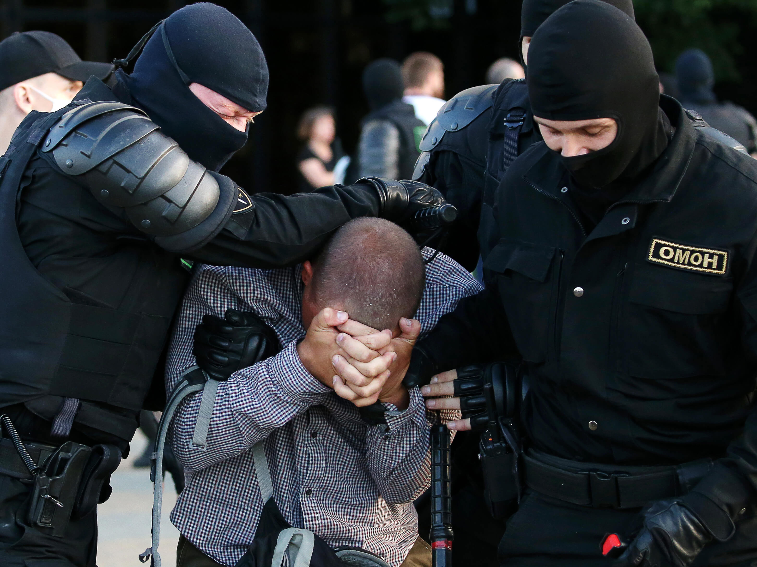 MINSK, BELARUS - 10 AOÛT 2020 : Des policiers arrêtent un participant à une manifestation contre les résultats de l'élection présidentielle de 2020 en Biélorussie. Selon la Commission électorale centrale du Bélarus, le président sortant Alexandre Loukachenko obtient 80,08 % des voix, contre 10,09 % pour Sviatlana Tsikhanouskaya. Des manifestations de masse ont éclaté dans les principales villes du Belarus dans la soirée du 9 août. Traduit avec www.DeepL.com/Translator (version gratuite)