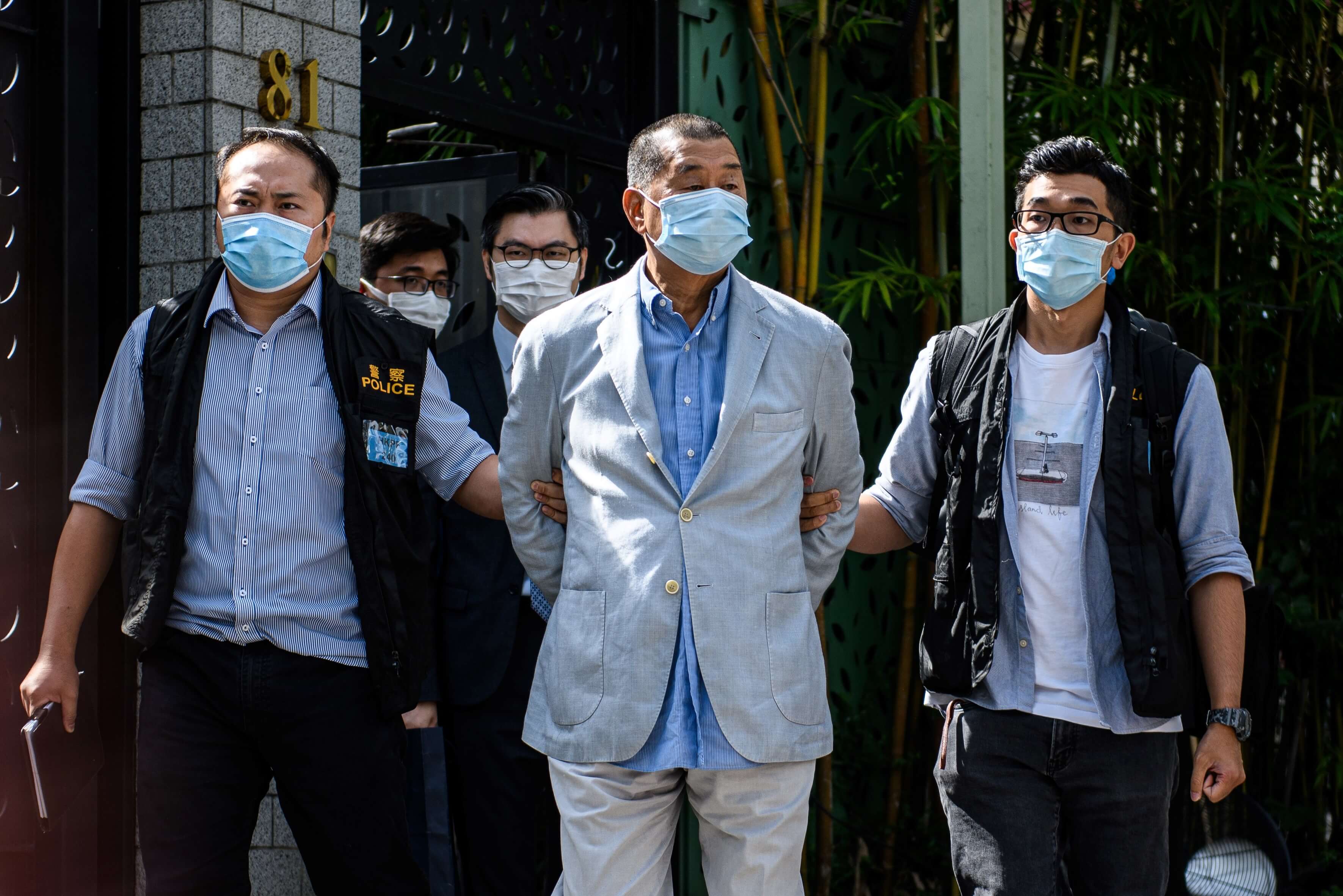 La police a conduit le magnat des médias pro-démocratie de Hong Kong Jimmy Lai, 72 ans, loin de son domicile après son arrestation en vertu de la nouvelle loi sur la sécurité nationale à Hong Kong le 10 août 2020. - Le magnat des médias pro-démocratie de Hong Kong, Jimmy Lai, a été arrêté en vertu d'une nouvelle loi sur la sécurité nationale le 10 août et la police a effectué une descente dans les bureaux de son journal dans le cadre d'une répression accrue de la dissidence dans cette ville chinoise agitée. Traduit avec www.DeepL.com/Translator (version gratuite)