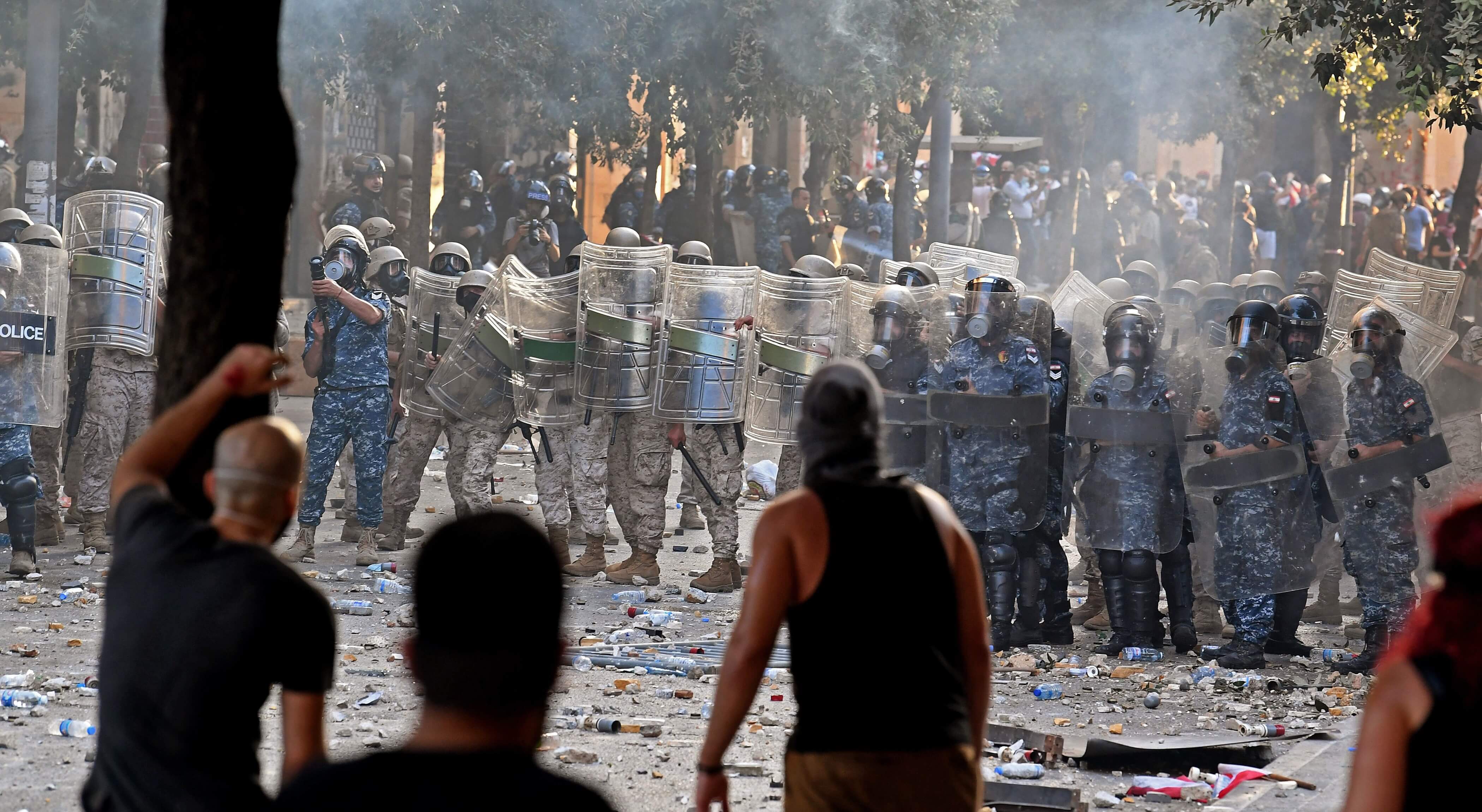 Les forces de sécurité libanaises affrontent les manifestants lors d'affrontements dans le centre-ville de Beyrouth le 8 août 2020, suite à une manifestation contre une direction politique qu'elles accusent d'être responsable d'une explosion monstrueuse qui a tué plus de 150 personnes et défiguré la capitale Beyrouth.