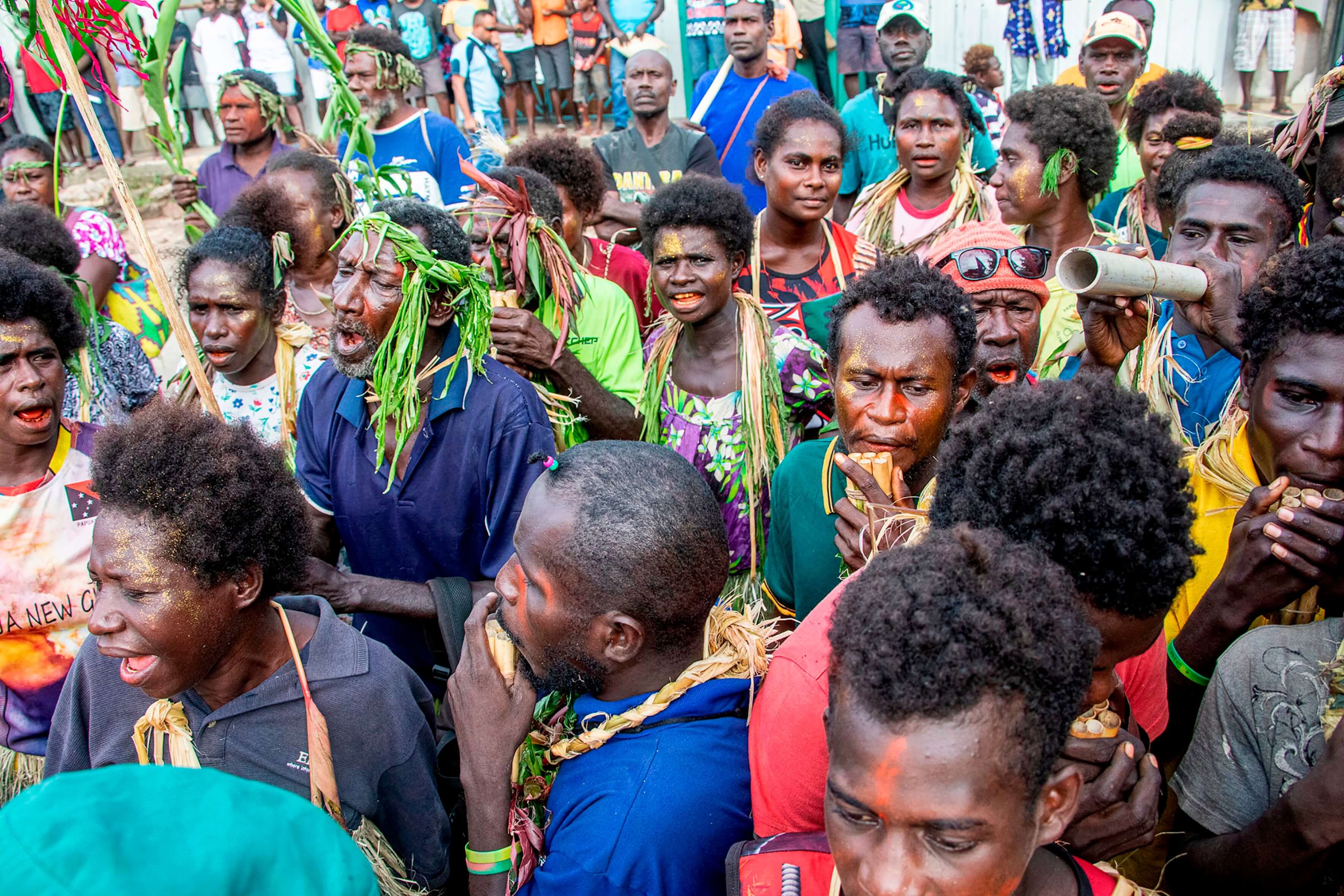 Les habitants de Bougainville se rassemblent dans un bureau de vote lors d'un vote historique sur l'indépendance à Buka, le 23 novembre 2019. - Les électeurs de la chaîne des îles du Pacifique de Bougainville ont afflué aux urnes le 23 novembre au début d'un référendum tant attendu sur l'indépendance de la Papouasie-Nouvelle-Guinée.