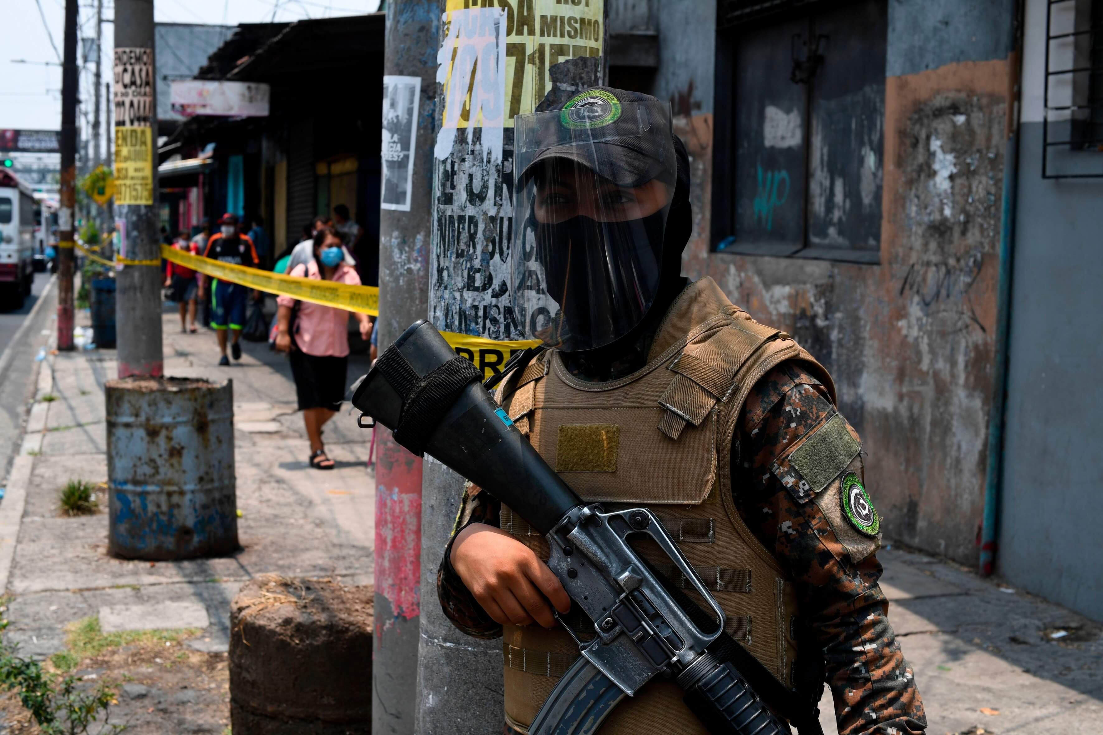 Un soldat se tient à côté d'un périmètre sanitaire imposé par la municipalité de San Salvador pour empêcher la propagation du nouveau coronavirus COVID-19, dans la capitale salvadorienne, le 6 mai 2020. - Le traitement sévère des membres de gangs dans les prisons et la détermination à enfermer ceux qui violent la quarantaine imposée en raison de la pandémie de coronavirus, ont suscité le soutien du président Nayib Bukele au Salvador et des critiques à l'extérieur du pays.