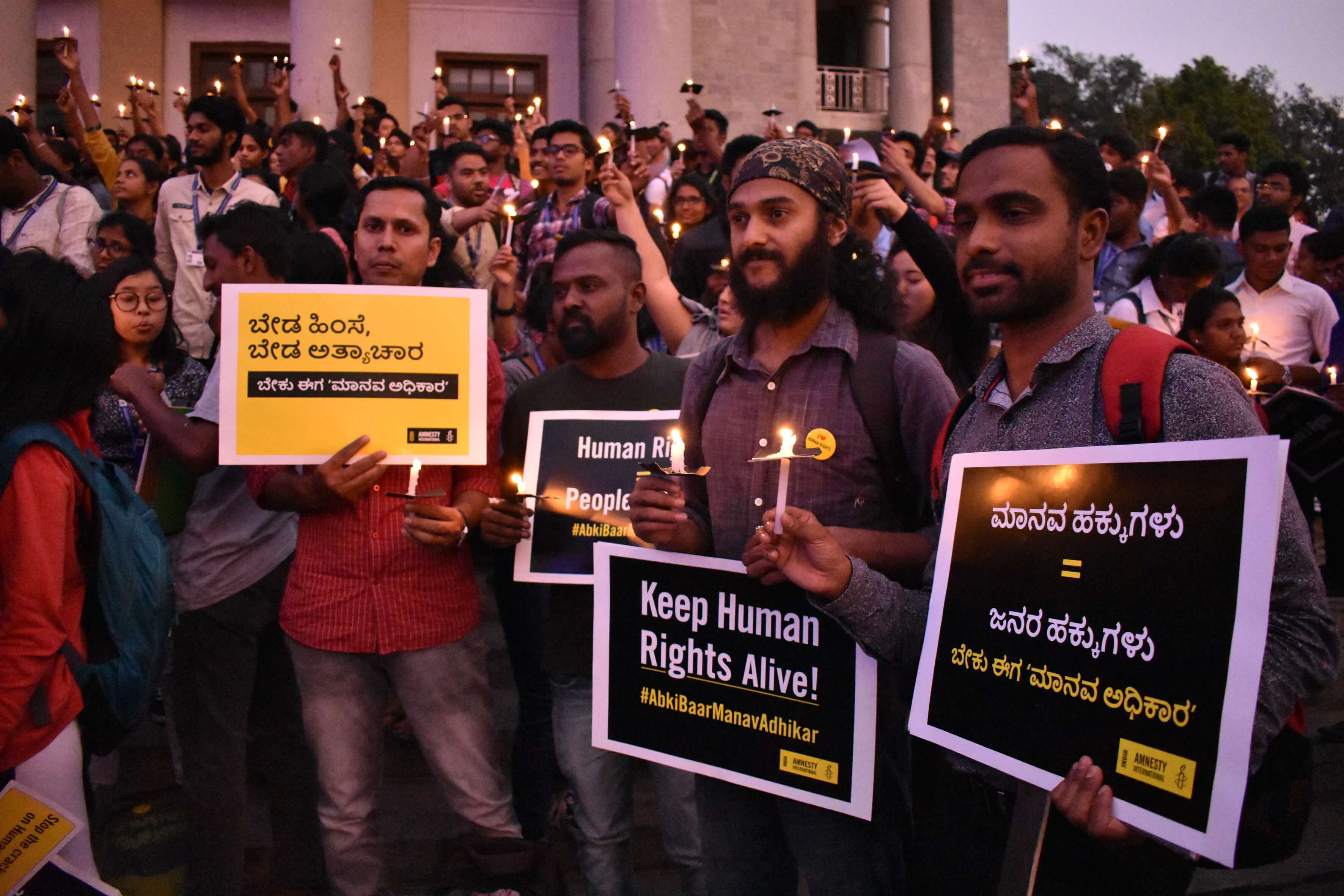 Marche pour les droits de l'homme à Bangalore, en Inde, le 10 décembre 2018. #AbkibaarManavAdhikar. Des membres et des sympathisants d'Amnesty International défilent dans le centre de Bangalore pour marquer la Journée internationale des droits de l'homme le 10 décembre 2018