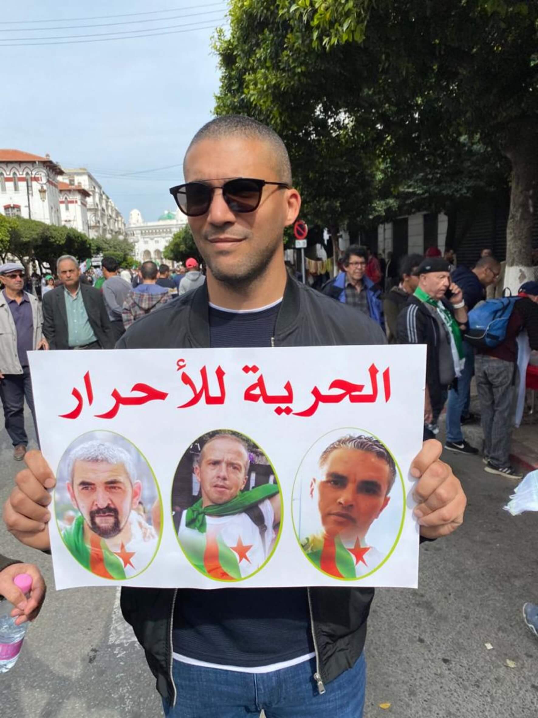 Le journaliste Khaled Drareni est emprisonné depuis le 27 mars 2020 pour avoir couvert une manifestation en Algérie. Khaled est puni simplement parce qu'il a osé faire son travail journalistique de manière indépendante et courageuse. Khaled est le fondateur et le directeur du site d'information en ligne Casbah Tribune ; il est correspondant de la chaîne de télévision française TV5 Monde et représentant de Reporters sans frontières (RSF) en Algérie.