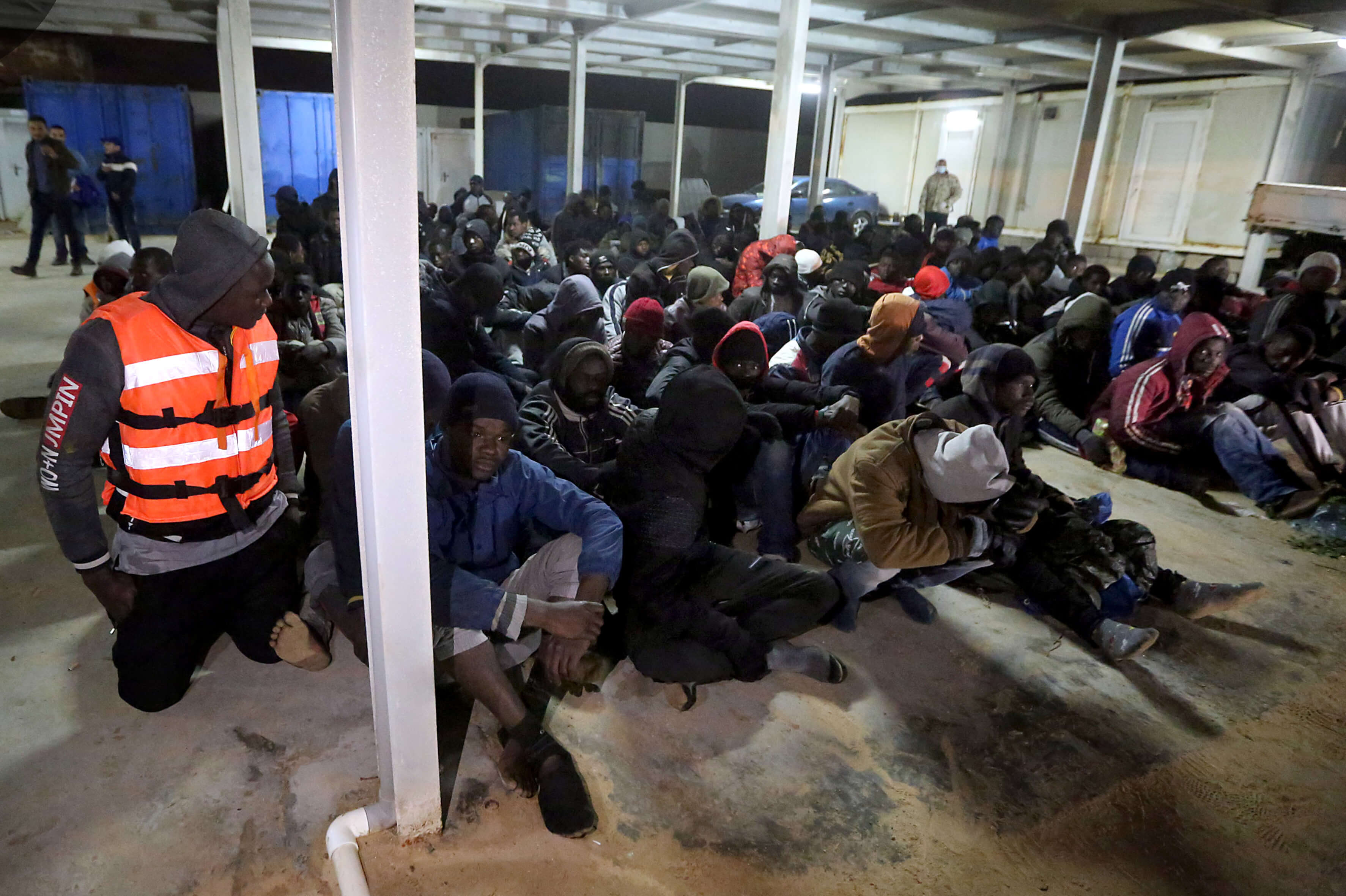 Des migrants sont photographiés dans la ville libyenne de Tajura, à environ 14 kilomètres à l'est de la capitale Tripoli, après que quelque 240 migrants clandestins de différentes nationalités africaines aient été sauvés de la Méditerranée à la fin du 18 février 2020