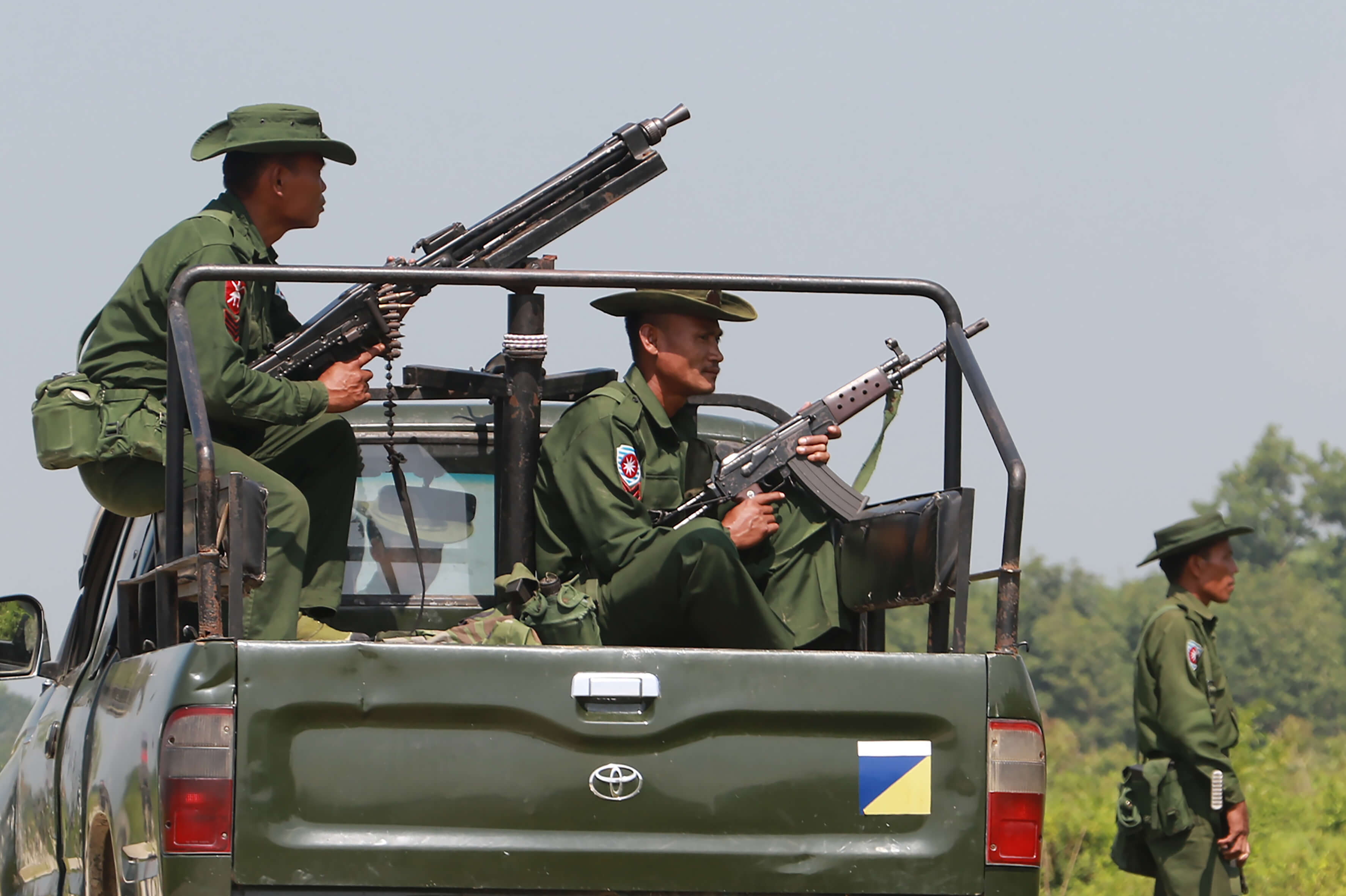 Le 16 octobre 2016, des troupes lourdement armées de l'armée du Myanmar patrouillent dans la région de Kyinkanpyin, dans la ville de Maungdaw située à Rakhine près de la frontière du Bangladesh.