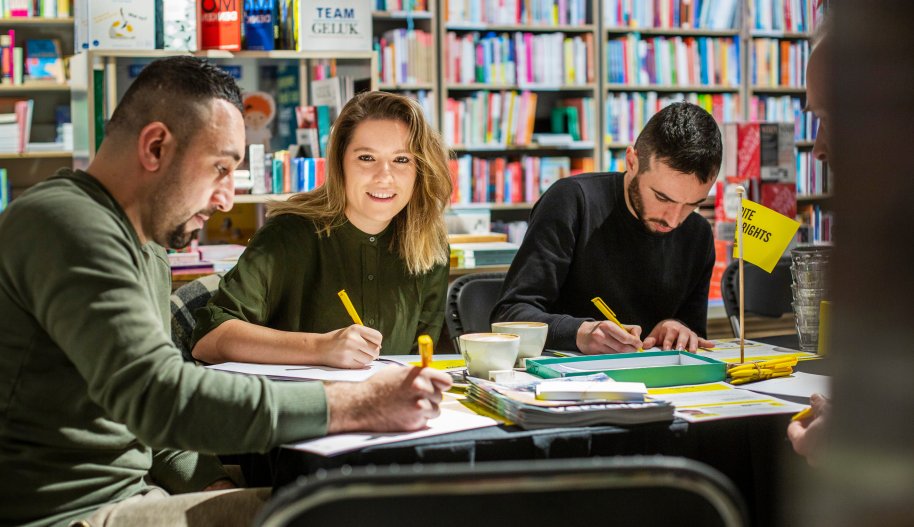 Les sympathisants et membres d'Amnesty Netherlands participent aux événements "Écrire pour les droits" dans une librairie à Eindhoven, le 10 décembre 2019.