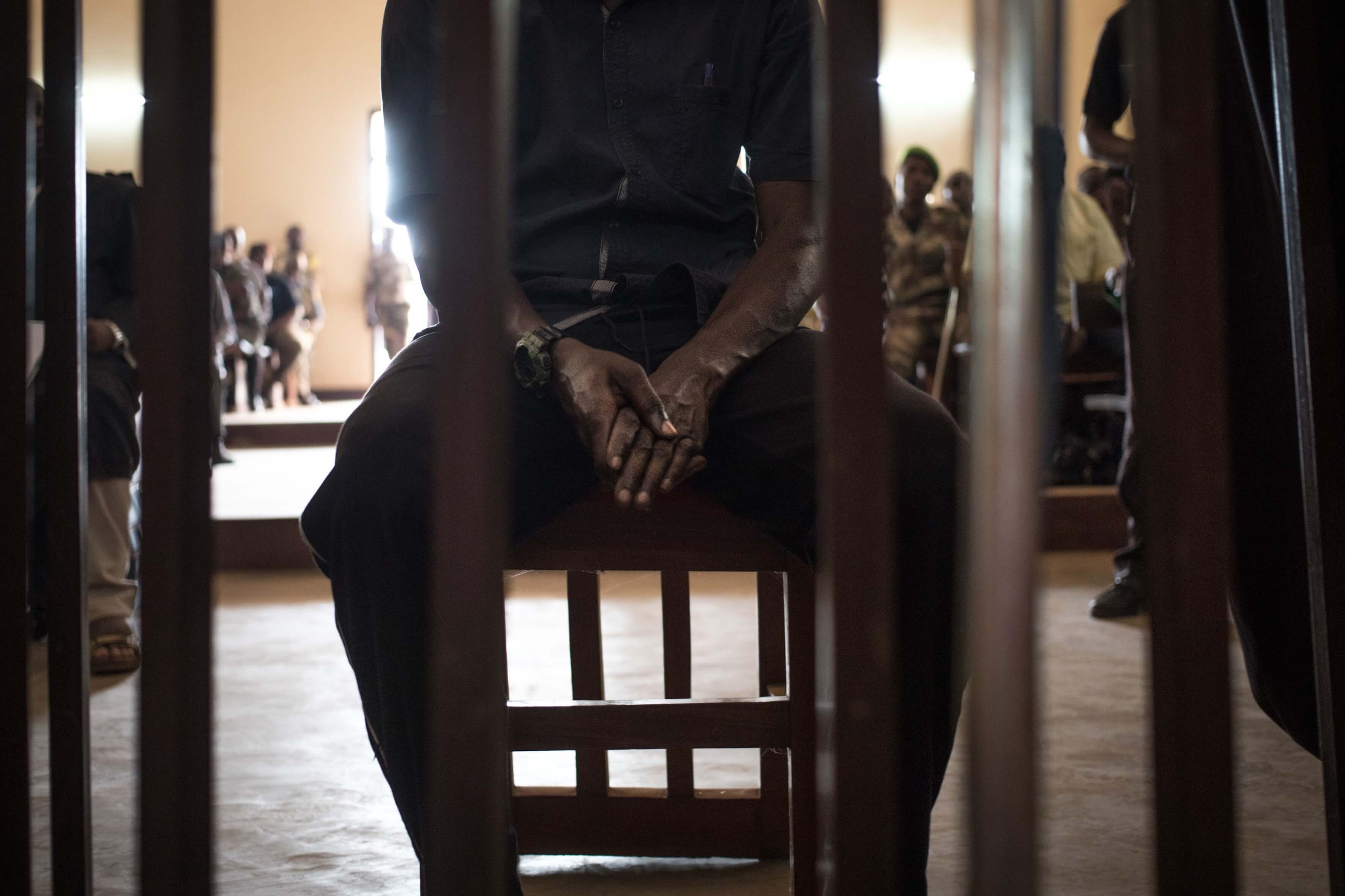 Kevin Bere-Bere, un ancien lieutenant de la milice anti-balaka de Bangassou, se tord les mains devant le tribunal où il est jugé pour sa responsabilité dans le massacre de dizaines de civils en 2017 et le meurtre de 10 soldats de la paix dans le sud-est de la République centrafricaine, au tribunal pénal de Bangui le 15 janvier 2020. - Deux chefs de milice et 29 de leurs hommes ont été jugés aujourd'hui en République centrafricaine pour le massacre de civils et de 10 soldats de la paix de l'ONU dans une ville du sud-est en 2017. Les 31 sont accusés d'avoir attaqué un quartier de Bangassou et une base de l'ONU voisine le 13 mai 2017. Selon l'ONU, 72 personnes ont été tuées, 76 ont été blessées et 4 400 personnes ont fui leurs foyers.