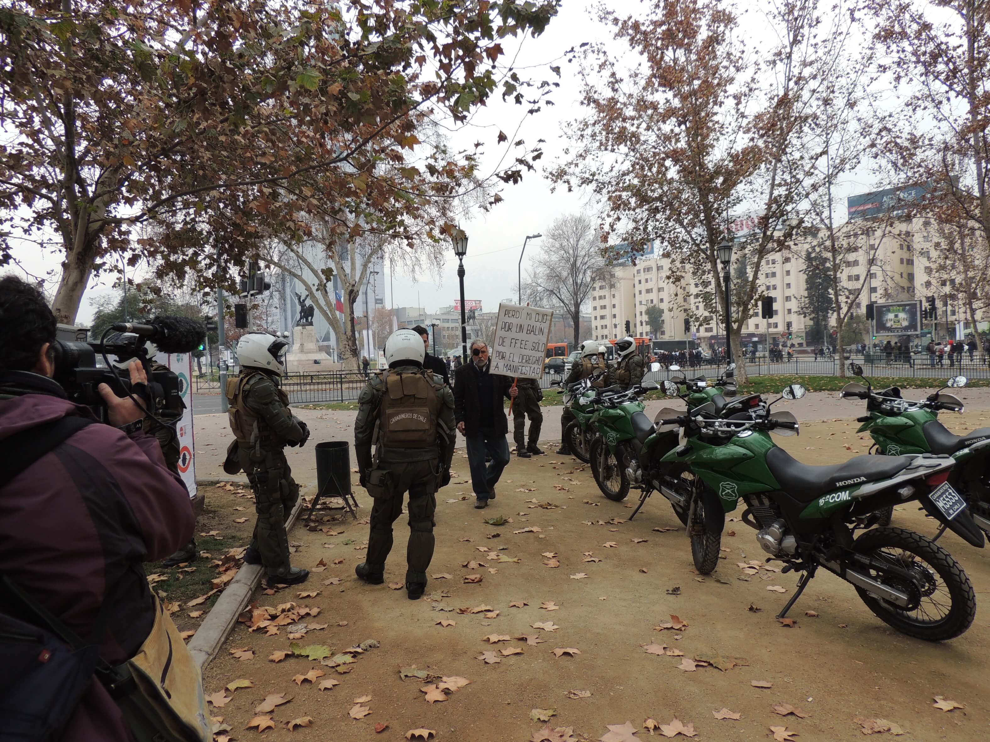 Enrique Eicuin a perdu la vision d'un œil à la suite d'une balle de peinture tirée par la police (Carabineros) lors d'une manifestation en 2013. En mai 2014, la Cour constitutionnelle a fait valoir que l'affaire devait être transférée de l'armée aux tribunaux ordinaires dans une décision historique concernant les limites de la compétence de la justice militaire pour traiter des violations des droits de l'homme. La décision est en instance devant les tribunaux ordinaires.