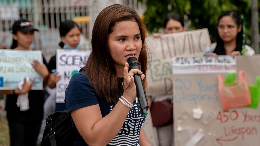 Marinel Ubaldo s'exprime devant un groupe de jeunes manifestants lors de leur participation à la grève mondiale pour le climat à Tacloban City, Leyte, Philippines, le 20 septembre 2019.