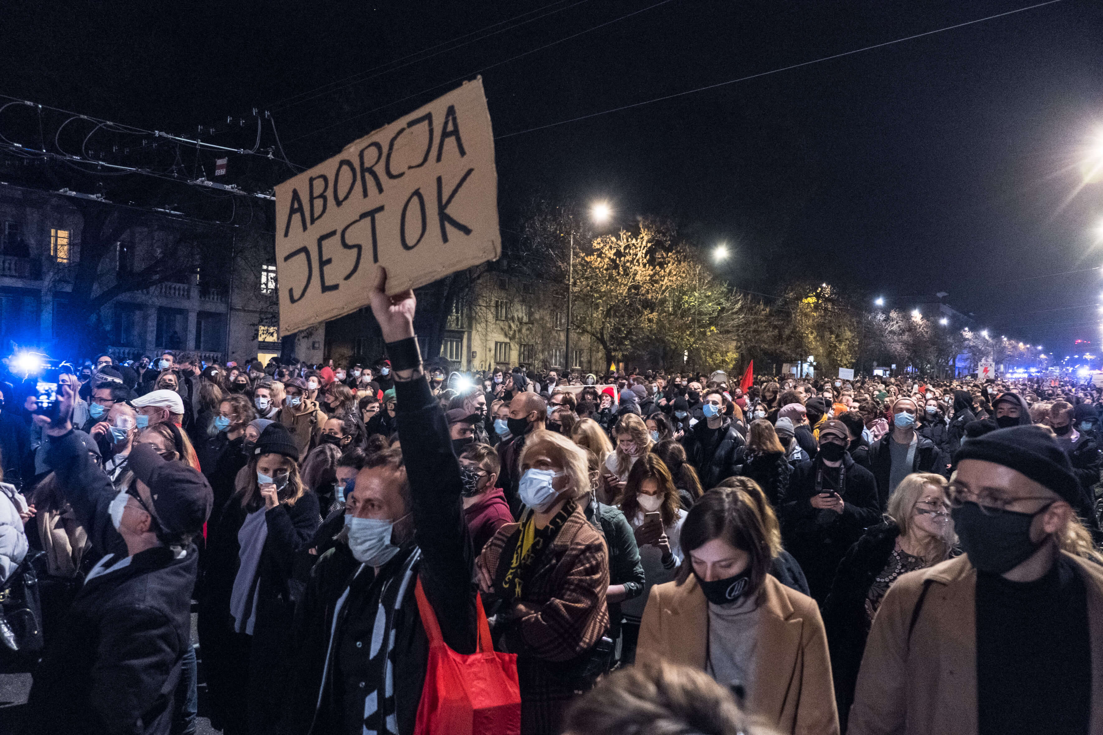 Les manifestants font face à la police anti-émeute qui surveille la maison de Jaroslaw Kaczynski, leader du parti au pouvoir, le PIS, lors d'une manifestation contre une décision de la Cour constitutionnelle sur la restriction de la loi sur l'avortement, à Varsovie le 23 octobre 2020. La décision du Tribunal constitutionnel polonais du 23 octobre 2020 d'invalider la constitutionnalité de l'accès à l'avortement au motif d'une "malformation fœtale grave et irréversible ou d'une maladie incurable qui menace la vie du fœtus" portera un préjudice supplémentaire aux femmes et aux jeunes filles et violera leurs droits fondamentaux.