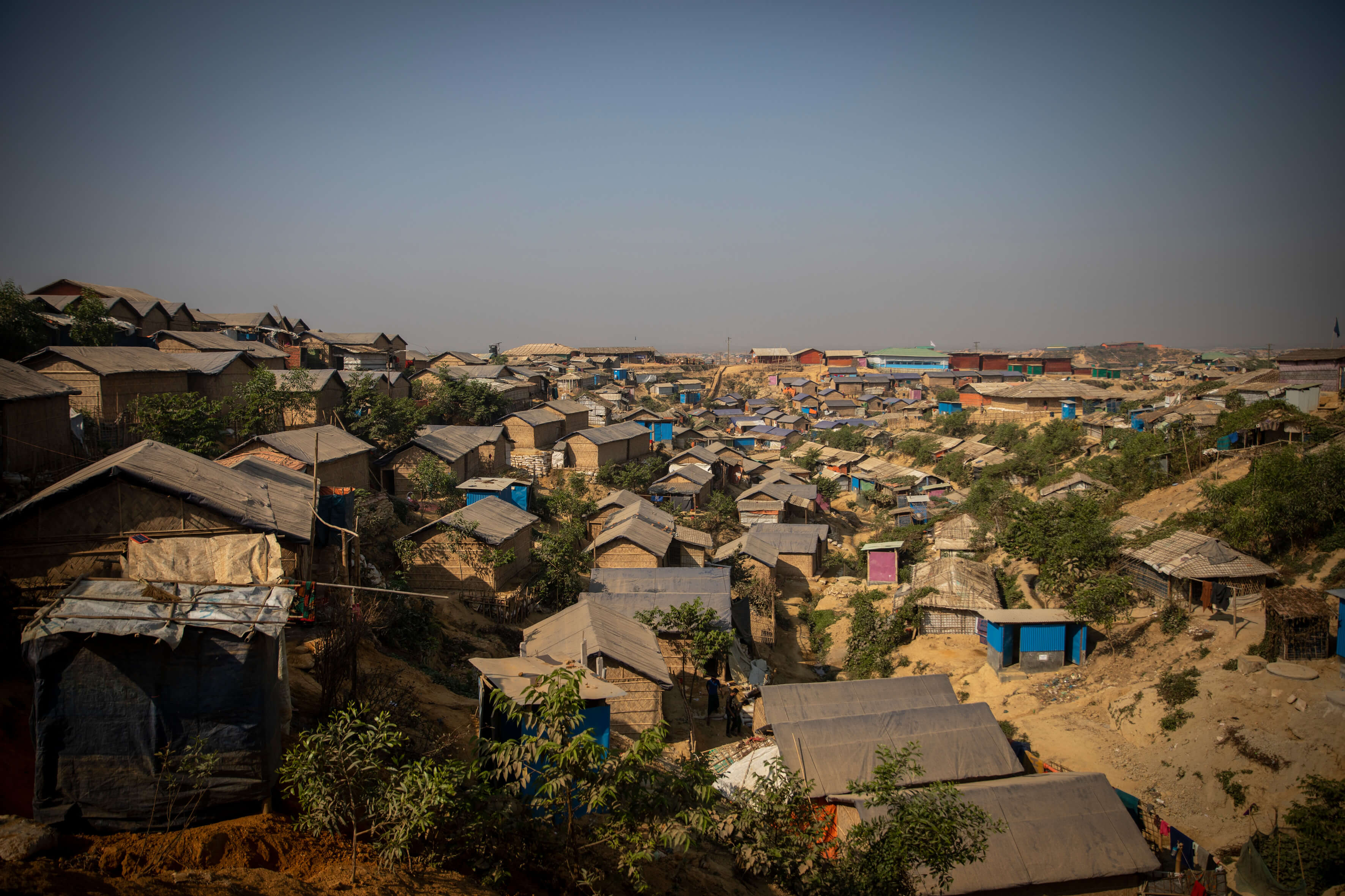 Les abris sont entassés dans les camps de réfugiés du Bangladesh, de haut en bas des collines. Le terrain est difficile pour certaines personnes âgées, en particulier celles à mobilité réduite, ce qui pose des problèmes d'accès aux latrines, aux sites de distribution et aux installations sanitaires, Bangladesh, 20 février 2019. Plus de 900 000 femmes, hommes et enfants Rohingyas vivent dans 34 camps de réfugiés au Bangladesh, suite aux atrocités commises par l'armée du Myanmar.