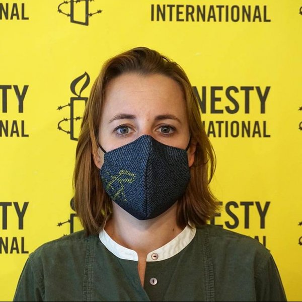 Vu de face du masque d'Amnesty International Luxembourg porté par une femme