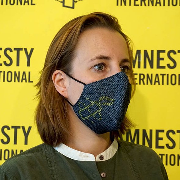 Femme portant un masque d'Amnesty International Luxembourg