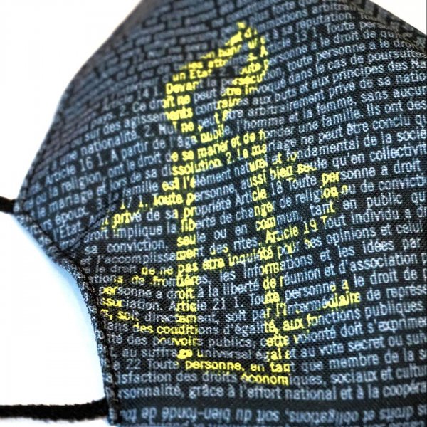 Zoom sur le logo bougie d'Amnesty International présent sur le masque