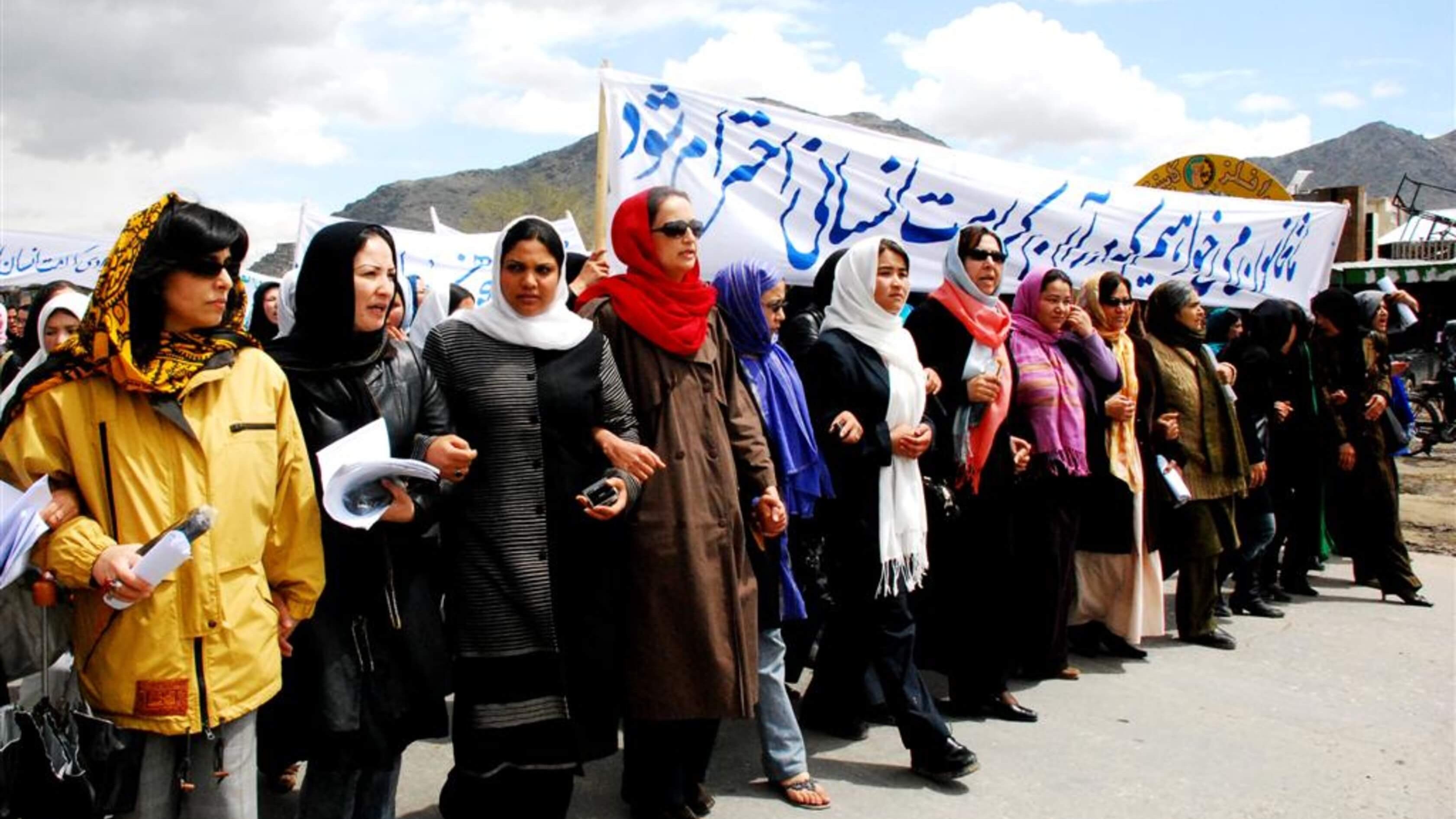 Des militantes afghanes des droits des femmes manifestent contre la loi controversée pour l'Afghanistan qui régit les affaires personnelles de la communauté chiite minoritaire, 15 avril 2009. Cette loi contient des dispositions discriminatoires, notamment des restrictions à la liberté de mouvement des femmes. La loi a depuis été révisée.
