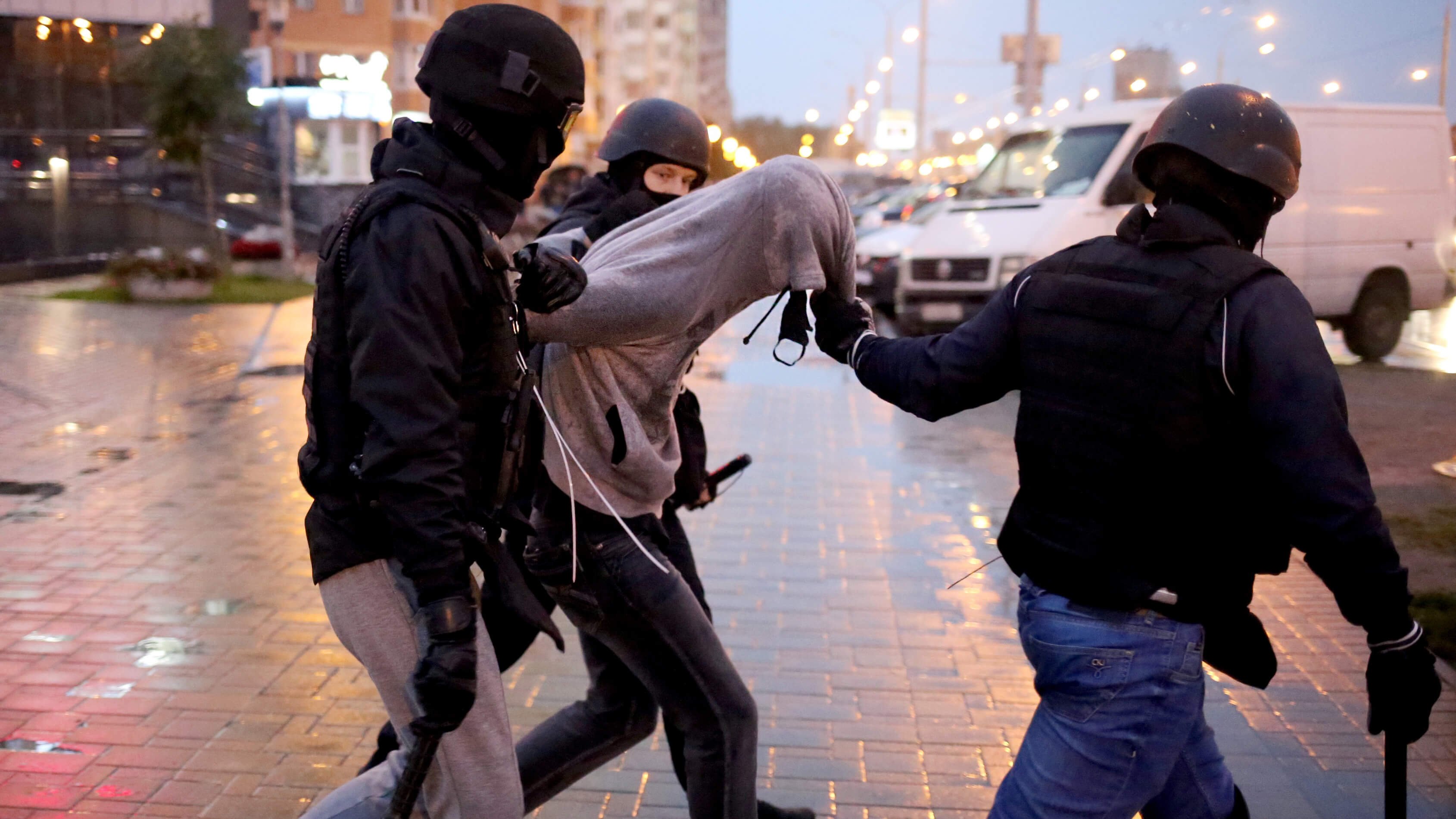 TOPSHOT - Des agents de la force publique détiennent un homme lors d'un rassemblement de partisans de l'opposition pour protester contre l'inauguration présidentielle du pays à Minsk le 27 septembre 2020. - Le 27 septembre, la police biélorusse a arrêté "environ 200" personnes lors de rassemblements de l'opposition, quelques jours après l'inauguration secrète du président. Le mouvement d'opposition qui réclame la fin du régime autoritaire du président a maintenu une vague de manifestations à grande échelle chaque dimanche depuis sa victoire contestée aux élections du 9 août.