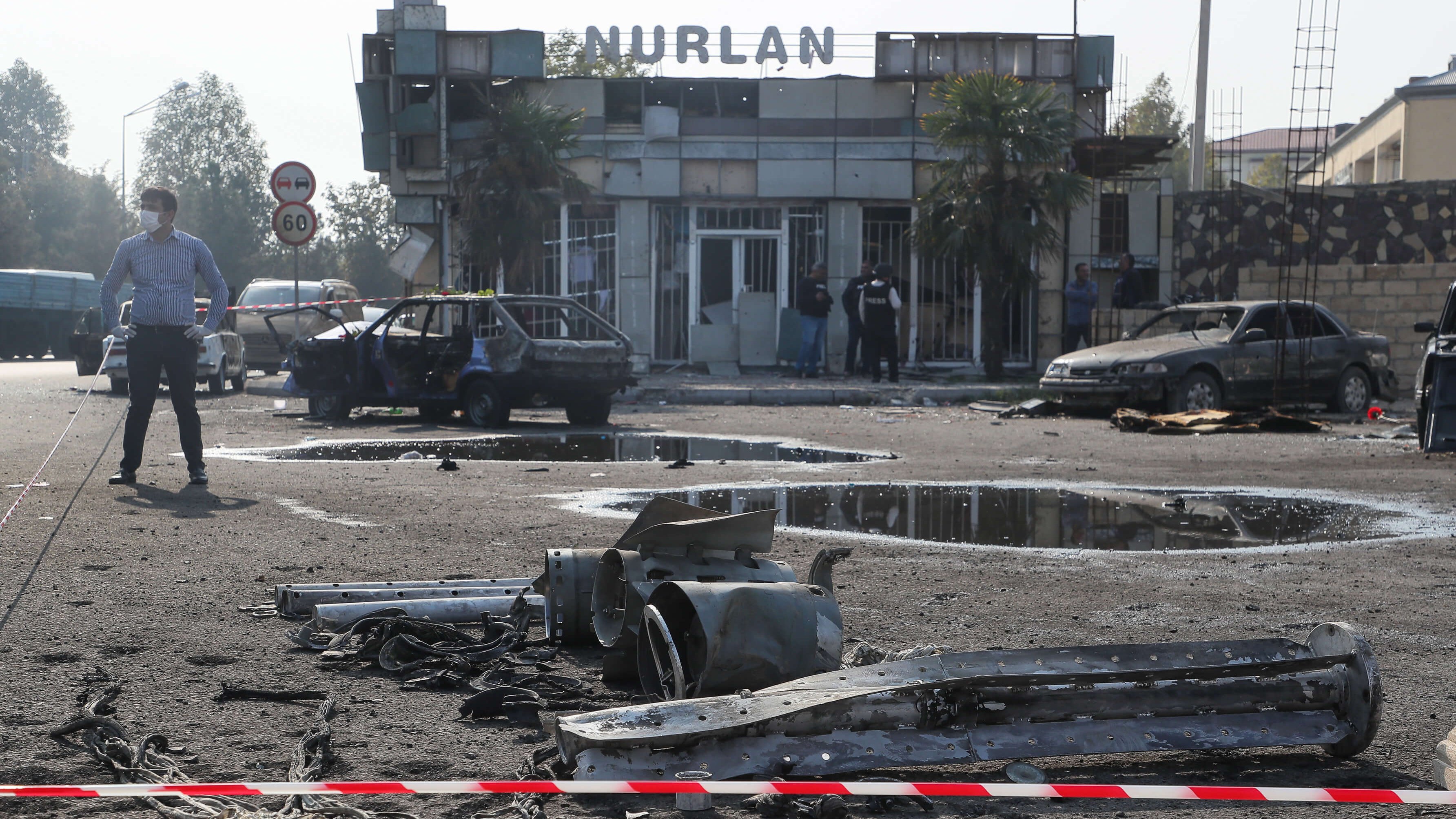 BARDA, AZERBAÏDJAN - 29 OCTOBRE 2020 : Véhicules endommagés lors du bombardement du 28 octobre 2020 dans une rue. Les combats entre l'Arménie et l'Azerbaïdjan au sujet du Haut-Karabakh ont repris fin septembre, les deux pays s'accusant mutuellement de provocation, déclarant la loi martiale et mobilisant leurs forces armées.