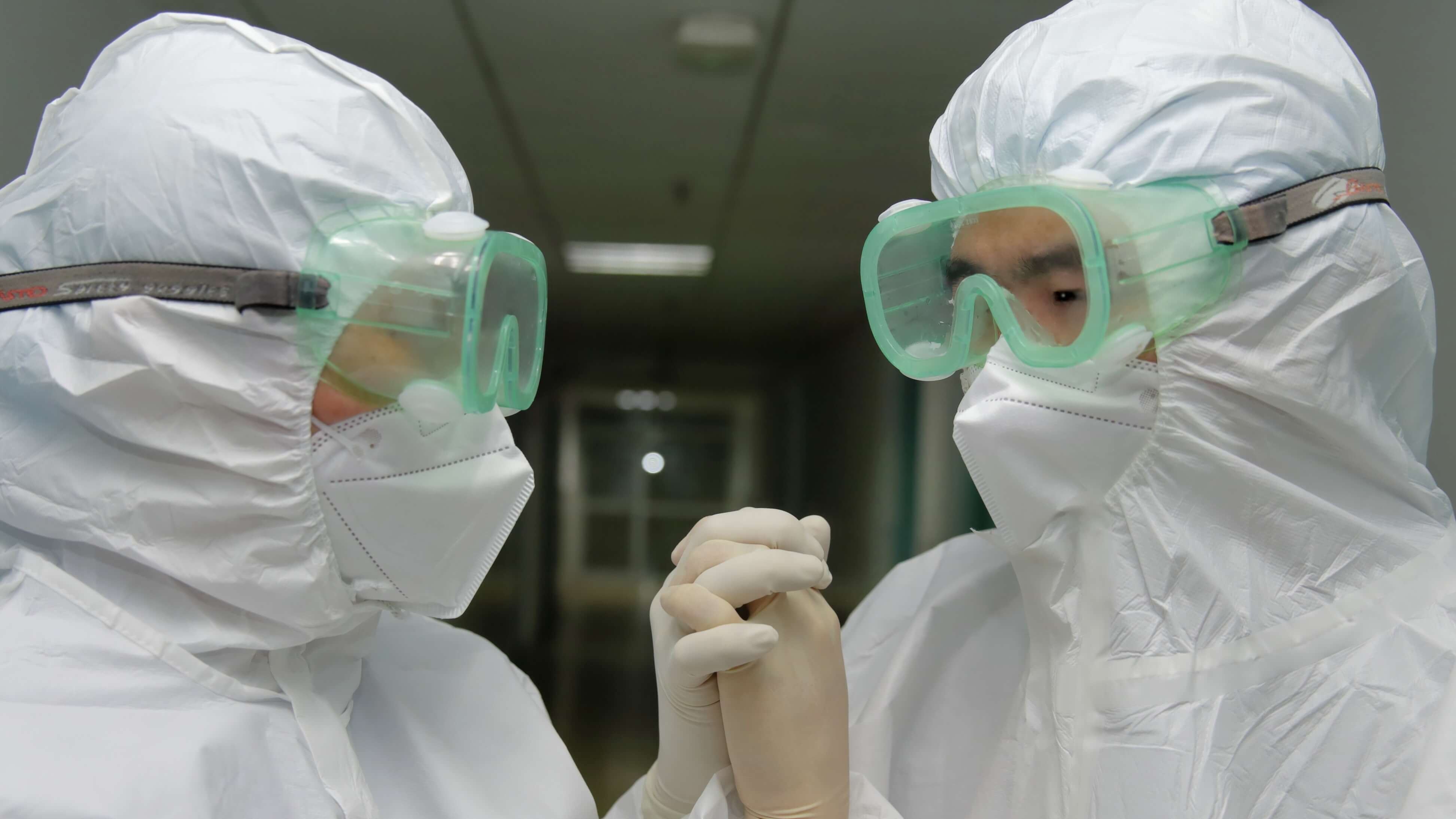 LIANYUNGANG, CHINE - 24 FÉVRIER 2020 - Un médecin et une infirmière chinois bien protégés s'encouragent mutuellement avant d'entrer dans le service d'isolement d'un hôpital de la ville de Lianyungang, dans la province du Jiangsu, à l'est de la Chine, le 24 février 2020.