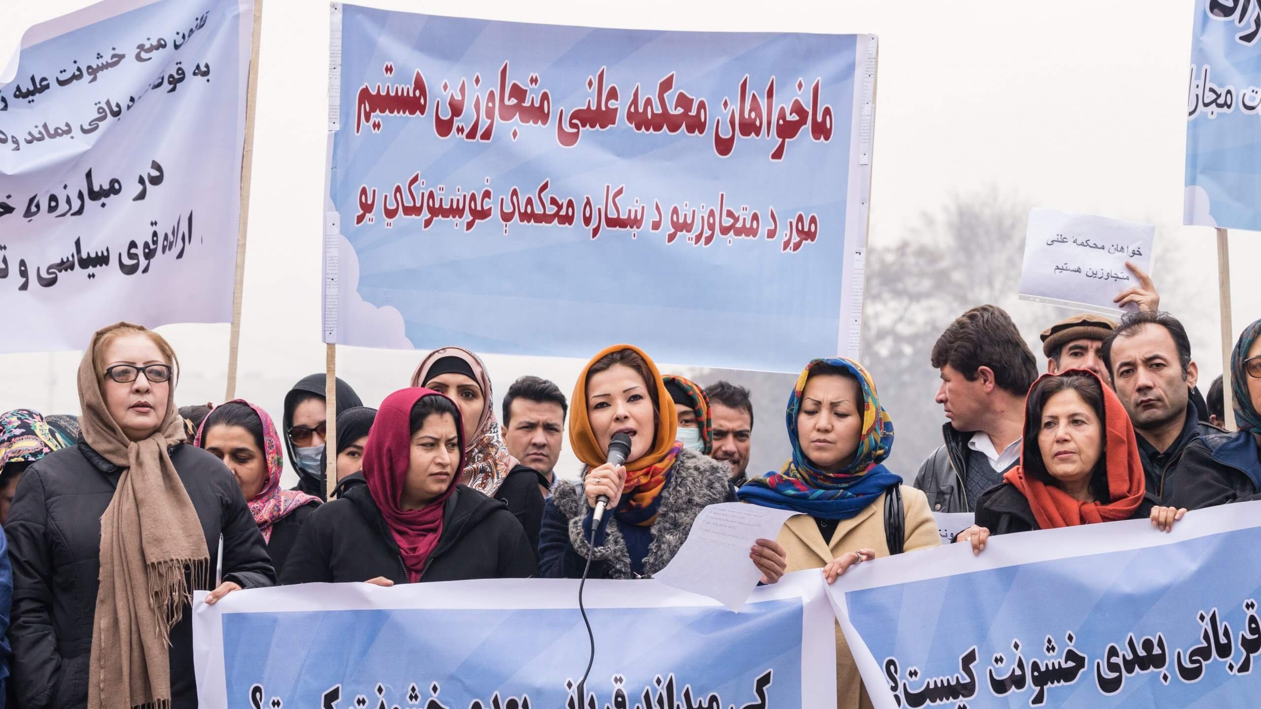 Manifestation à Kaboul d'organisations de la société civile contre le harcèlement sexuel des filles et des femmes en Afghanistan.