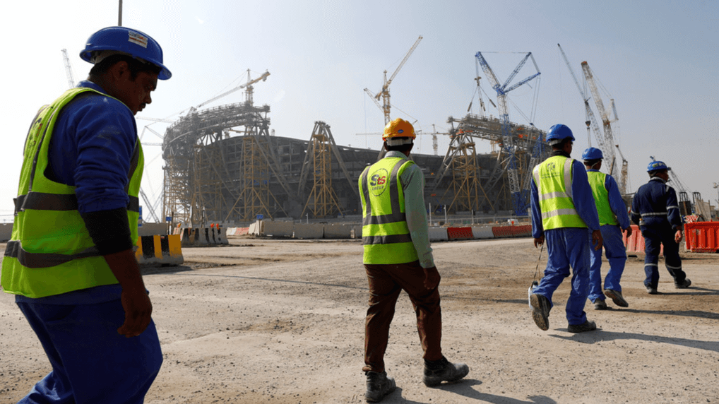 Des ouvriers marchent vers le chantier du stade Lusail qui sera construit pour la prochaine Coupe du monde de football de la Fifa en 2022 lors d'une visite du stade à Doha, au Qatar, le 20 décembre 2019.