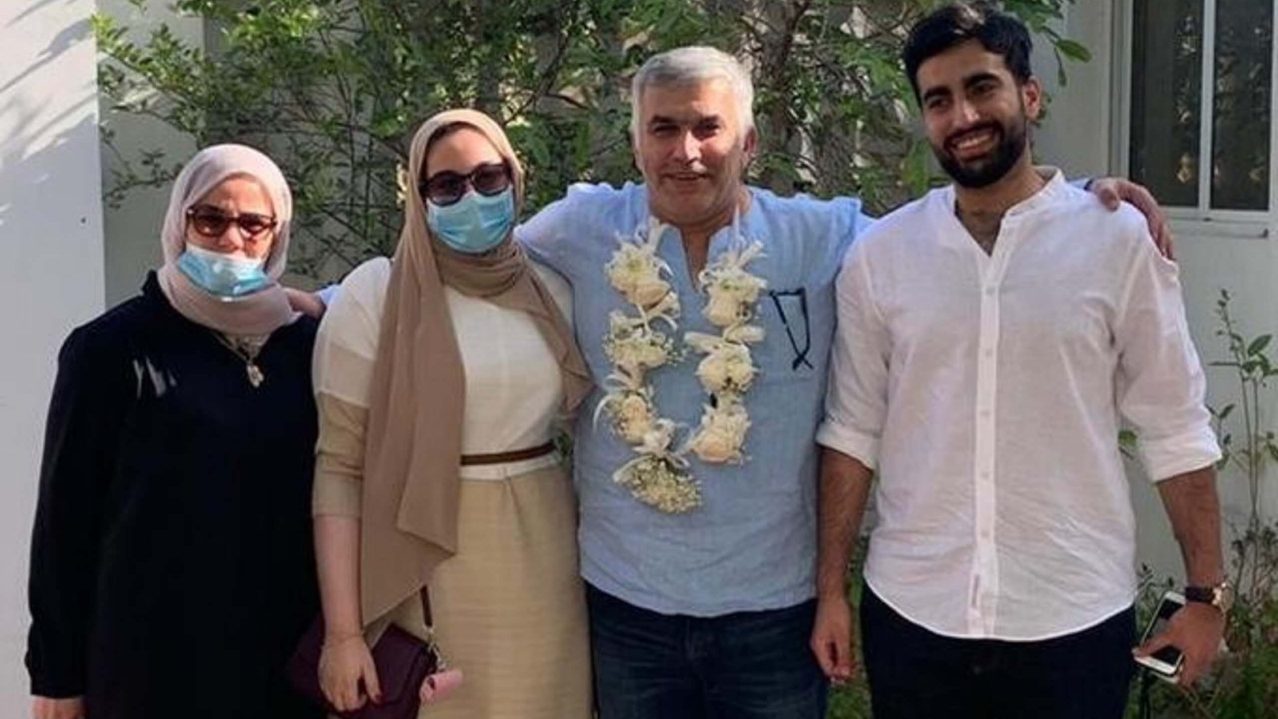 L'éminent défenseur bahreïni des droits de l'homme Nabeel Rajab fête sa libération avec sa famille le 9 juin 2020.