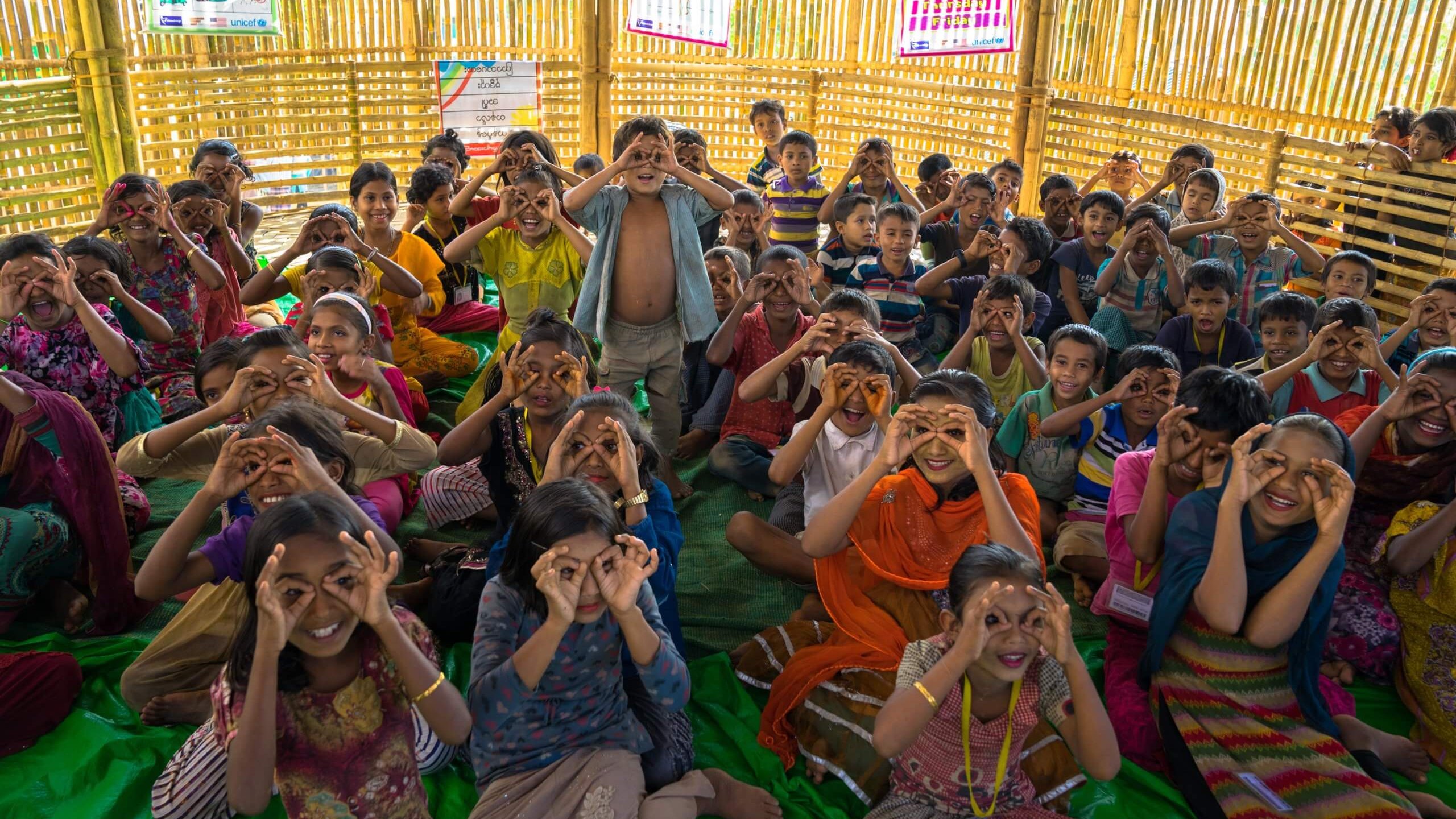 J'étais stressé de voir l'abri illimité du camp Rohingya sur les collines. Sur le chemin du retour, j'ai été frappé par le magnifique centre d'apprentissage de l'amitié du camp Rohingya. Cela m'a rendu curieux de savoir ce que c'était ? J'ai exploré moi-même dans les bouquets de fleurs, les bouquets des enfants. Je les ai vus, j'ai regardé dans leurs yeux profondément et j'ai oublié tout le stress que je portais. Ces Anges m'ont emmené sur une autre planète. J'ai complètement oublié qu'ils sont des réfugiés. Ils sont persécutés et ils quittent leur terre, leur maison et leurs racines ! J'ai vite réalisé que mes Anges sont si pauvres, si impuissants. Ils ont besoin d'aide, ils ont besoin d'un abri, ils ont besoin d'éducation et surtout ils ont besoin d'amour. Pouvons-nous leur donner de l'amour ? Pouvons-nous apporter quelque chose à ces Anges ? Avant de partir, je leur ai dit : "Vous êtes de beaux Anges".