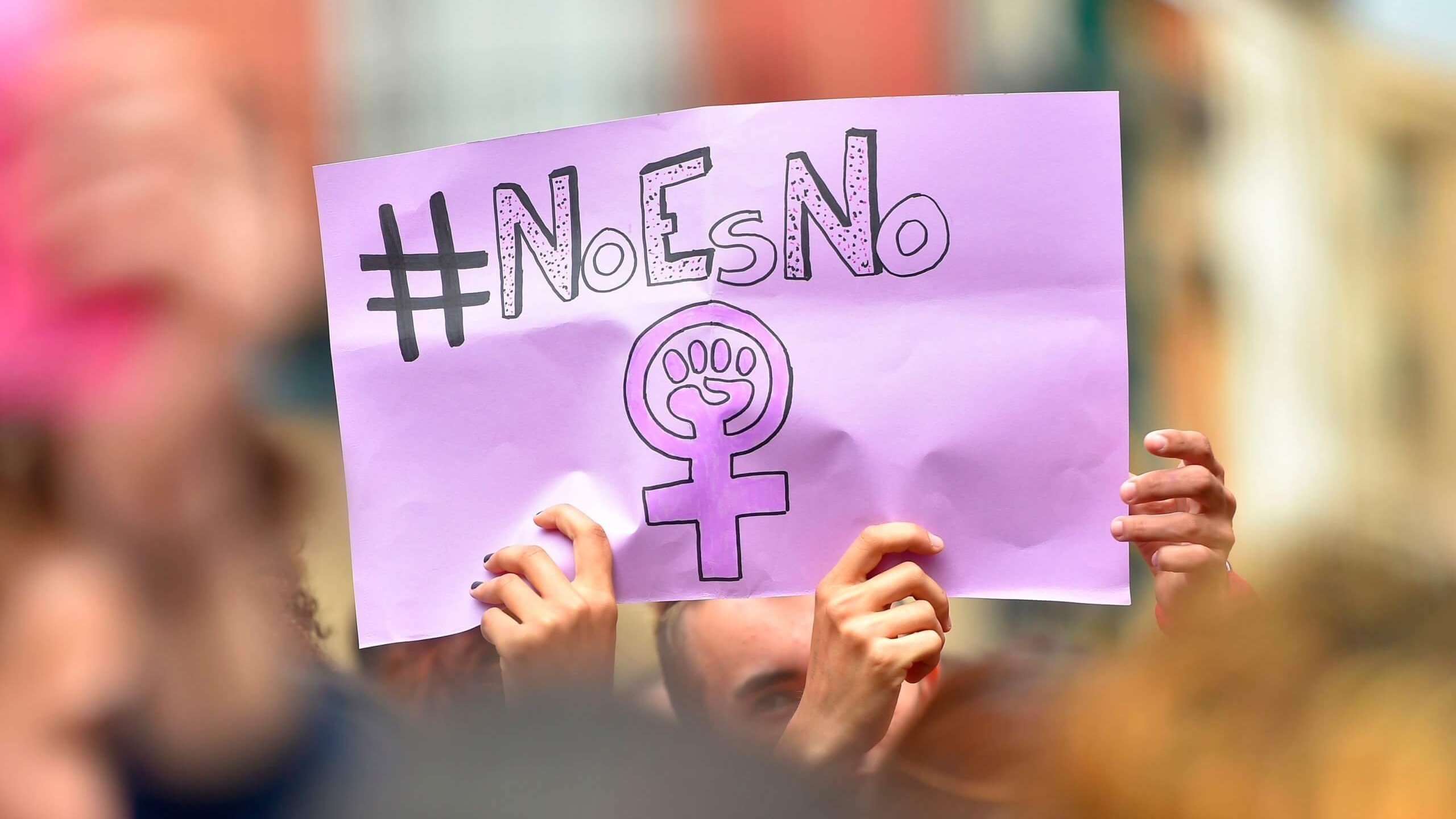 Le 10 mai 2018, des manifestants tiennent une pancarte indiquant "Non signifie non" à Pampelune, lors d'une manifestation contre l'acquittement de cinq hommes accusés de viol collectif sur une femme de 18 ans. - Les cinq hommes, âgés d'une vingtaine d'années, avaient été accusés d'avoir violé une femme, alors âgée de 18 ans, à l'entrée d'un immeuble à Pampelune le 7 juillet 2016, au début de la semaine de courses de taureaux de San Fermin. Les hommes ont été acquittés de l'agression sexuelle, qui inclut le viol, mais condamnés à neuf ans pour le délit mineur d'abus sexuel, ce qui, selon la loi espagnole, implique qu'il n'y a pas eu de violence ou d'intimidation.