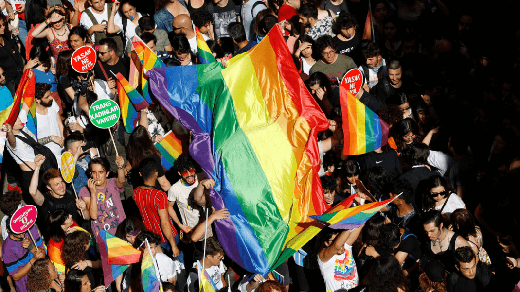 Des militants des droits des LGBT se rassemblent pour tenter de participer à un défilé de la fierté, qui a été interdit par le gouverneur, dans le centre d'Istanbul, en Turquie, le 30 juin 2019