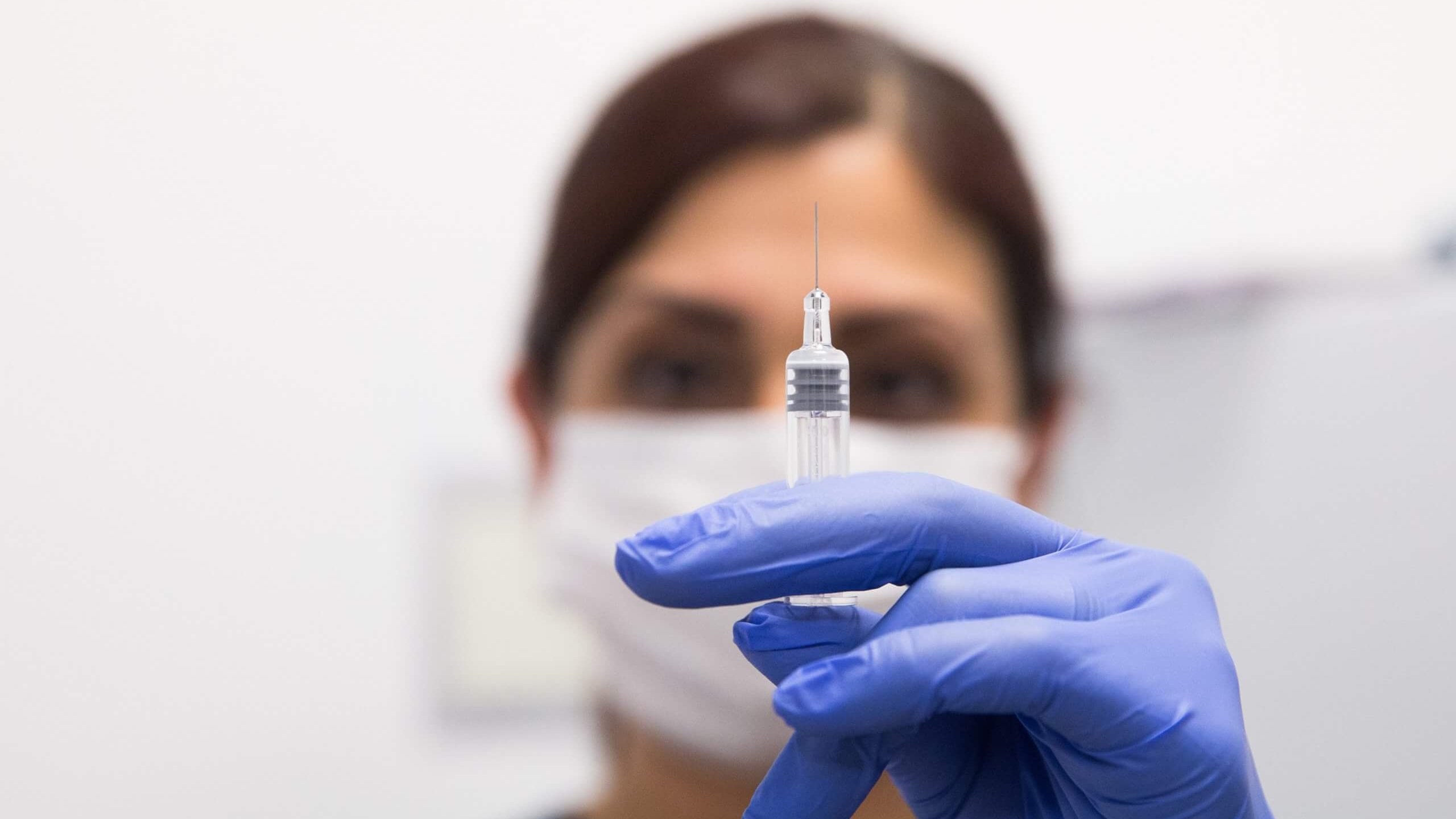 ANKARA, TURQUIE - 23 NOVEMBRE : Une infirmière tient une ampoule alors que Gokce Durmaz, un volontaire, est vacciné avec la phase 3 du test du vaccin développé par la Chine pour le coronavirus (COVID-19) à l'hôpital municipal d'Ankara, en Turquie, le 23 novembre 2020. Le vaccin chinois à la phase 3 de l'étude sont mis en œuvre sur un volontaire citoyens après le vaccin COVID-19 professionnels de la santé en Turquie.