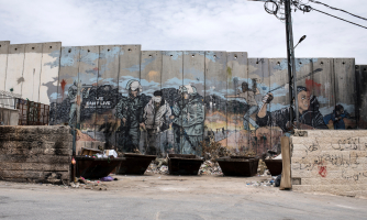 Mur israélien près de l'école primaire pour garçons de l'UNRWA à Aïda, dans le camp de réfugiés d'Aïda, Territoires palestiniens occupés, 1er octobre 2017.