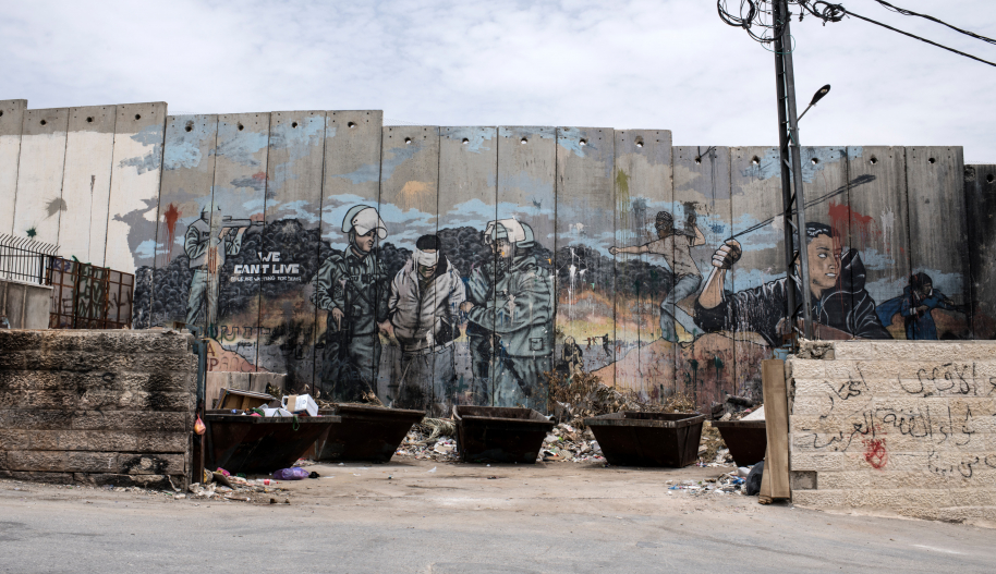 Mur israélien près de l'école primaire pour garçons de l'UNRWA à Aïda, dans le camp de réfugiés d'Aïda, Territoires palestiniens occupés, 1er octobre 2017.
