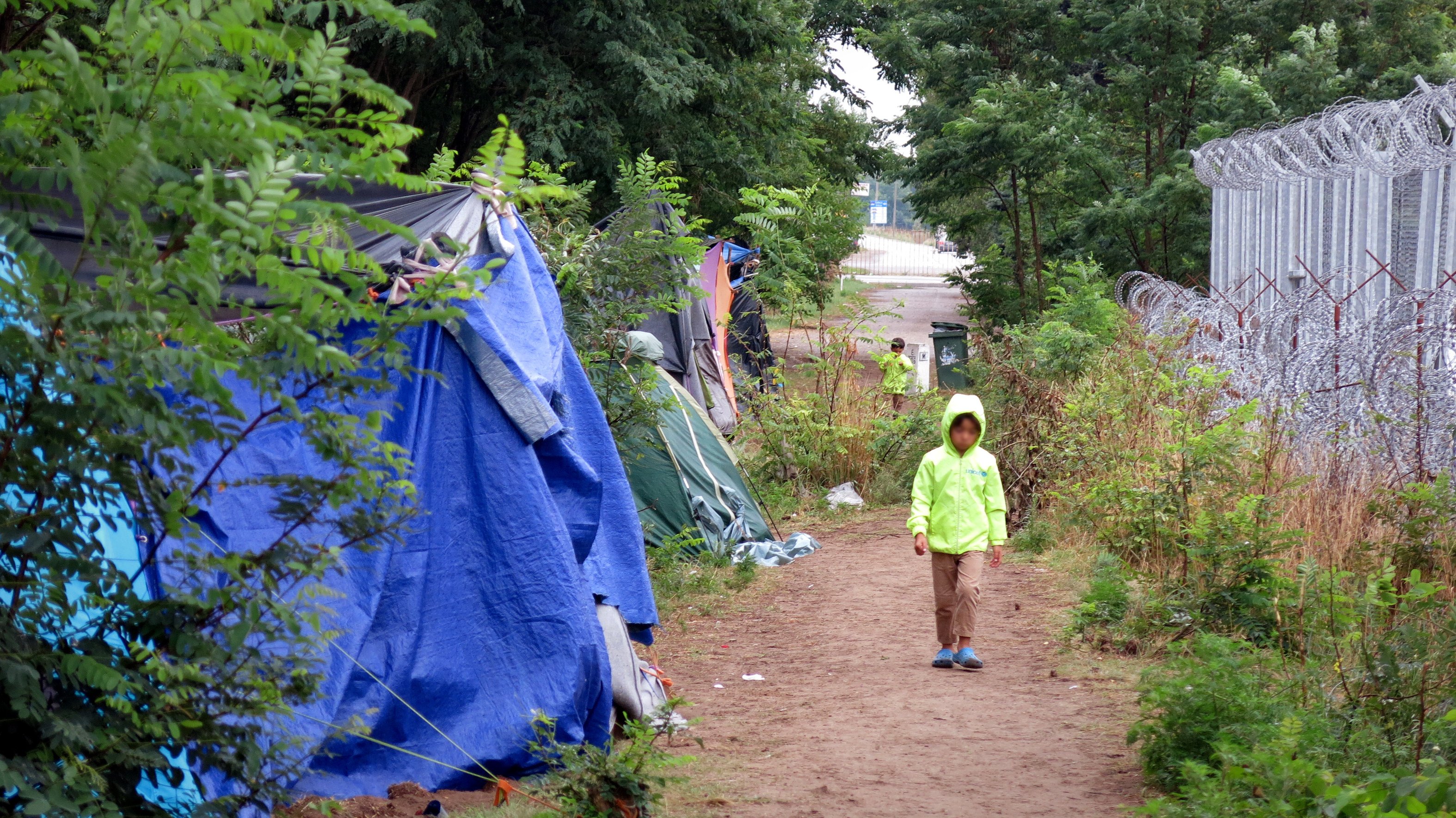 Un camps informel de réfugié.e.s et de migrant.e.s en dehors d'une zone « de transit » hongroises (image de 2016)